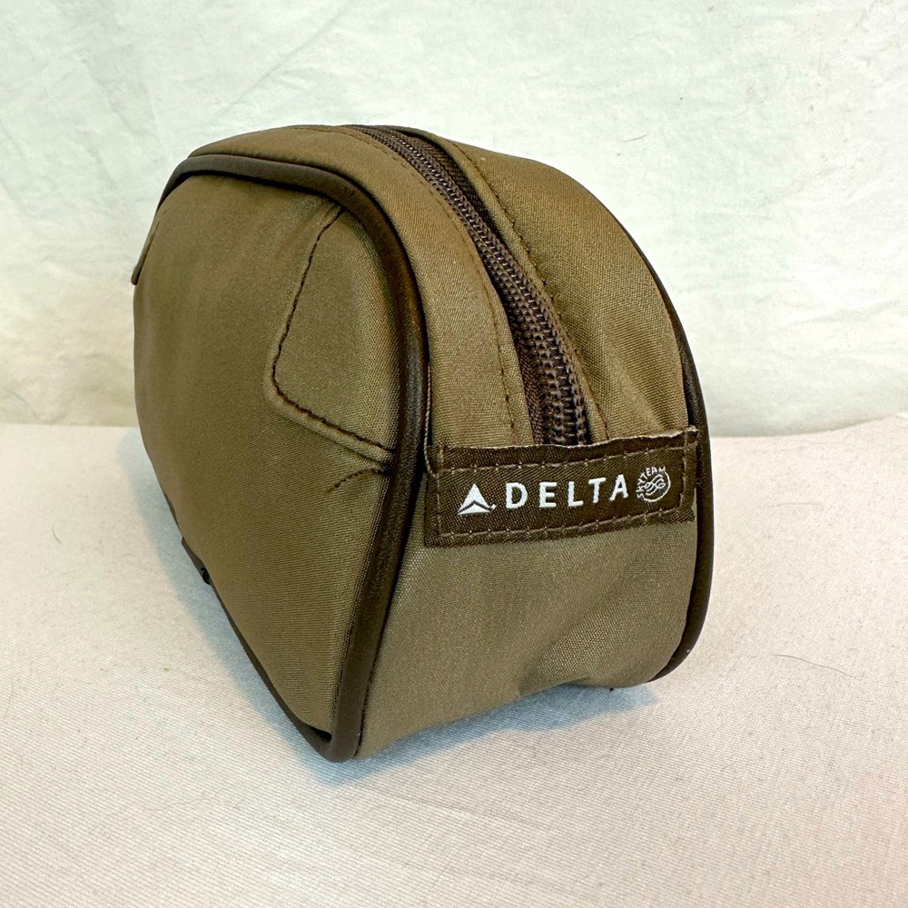 NWOT Delta Amenity Bag (Kit included)